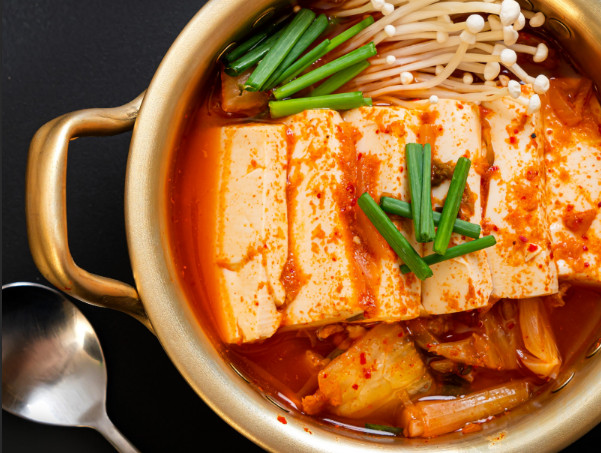 Không chỉ phổ biến ở Hàn Quốc, kim chi còn là món ăn yêu thích của nhiều tín đồ ẩm thực trên thế giới và Việt Nam với hương vị chua, cay, ngọt nhẹ hài hòa, cùng với độ giòn đặc trưng của cải thảo.