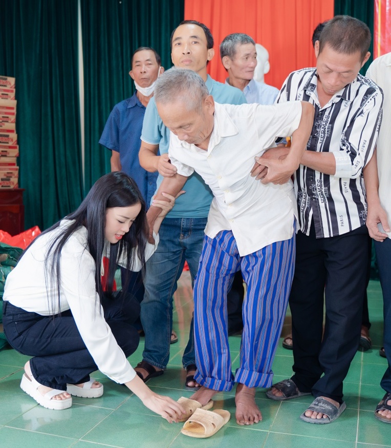 Á hậu Đào Hiền về Nghệ An, tiết lộ kế hoạch dùng tiền thưởng hậu đăng quang - Ảnh 4.