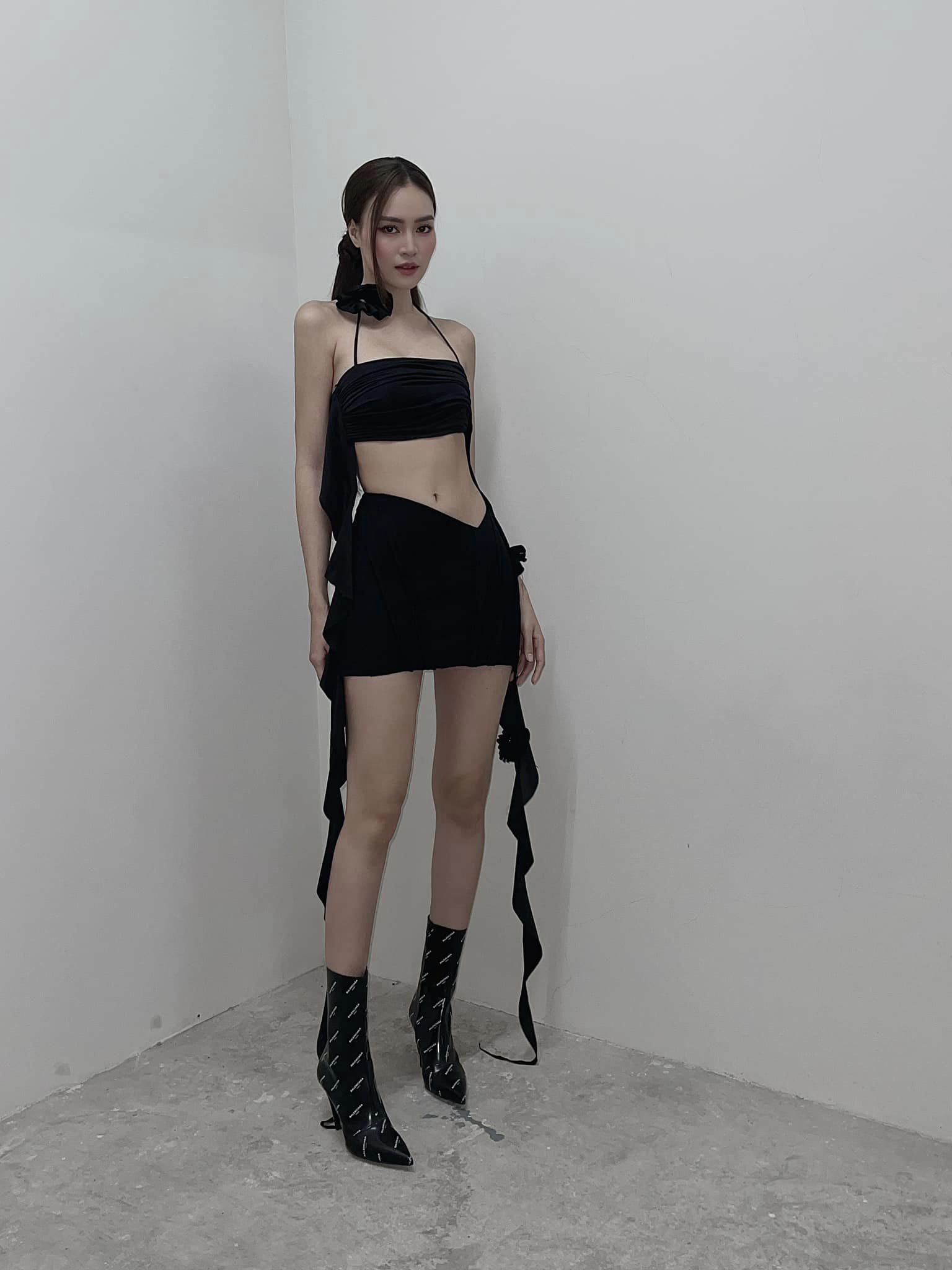 Ninh Dương Lan Ngọc đốn tim fan hâm mộ với vết bầm tím chân nghi vấn