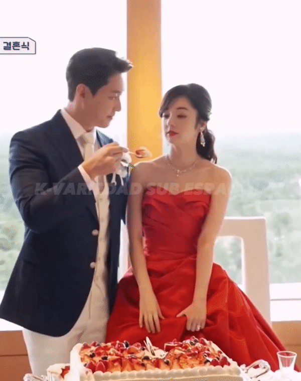 Muôn vàn kiểu váy được “bản sao&quot; Jungkook diện trong đám cưới với tài tử xứ Hàn - Ảnh 4.