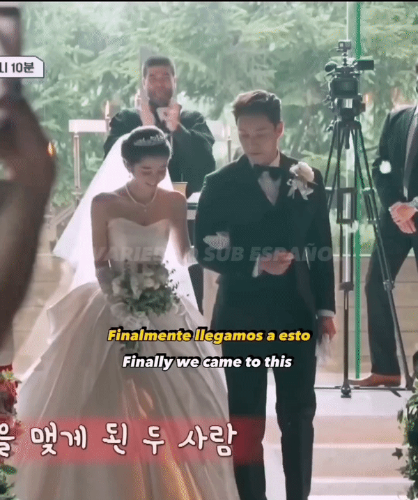 Muôn vàn kiểu váy được “bản sao&quot; Jungkook diện trong đám cưới với tài tử xứ Hàn - Ảnh 3.