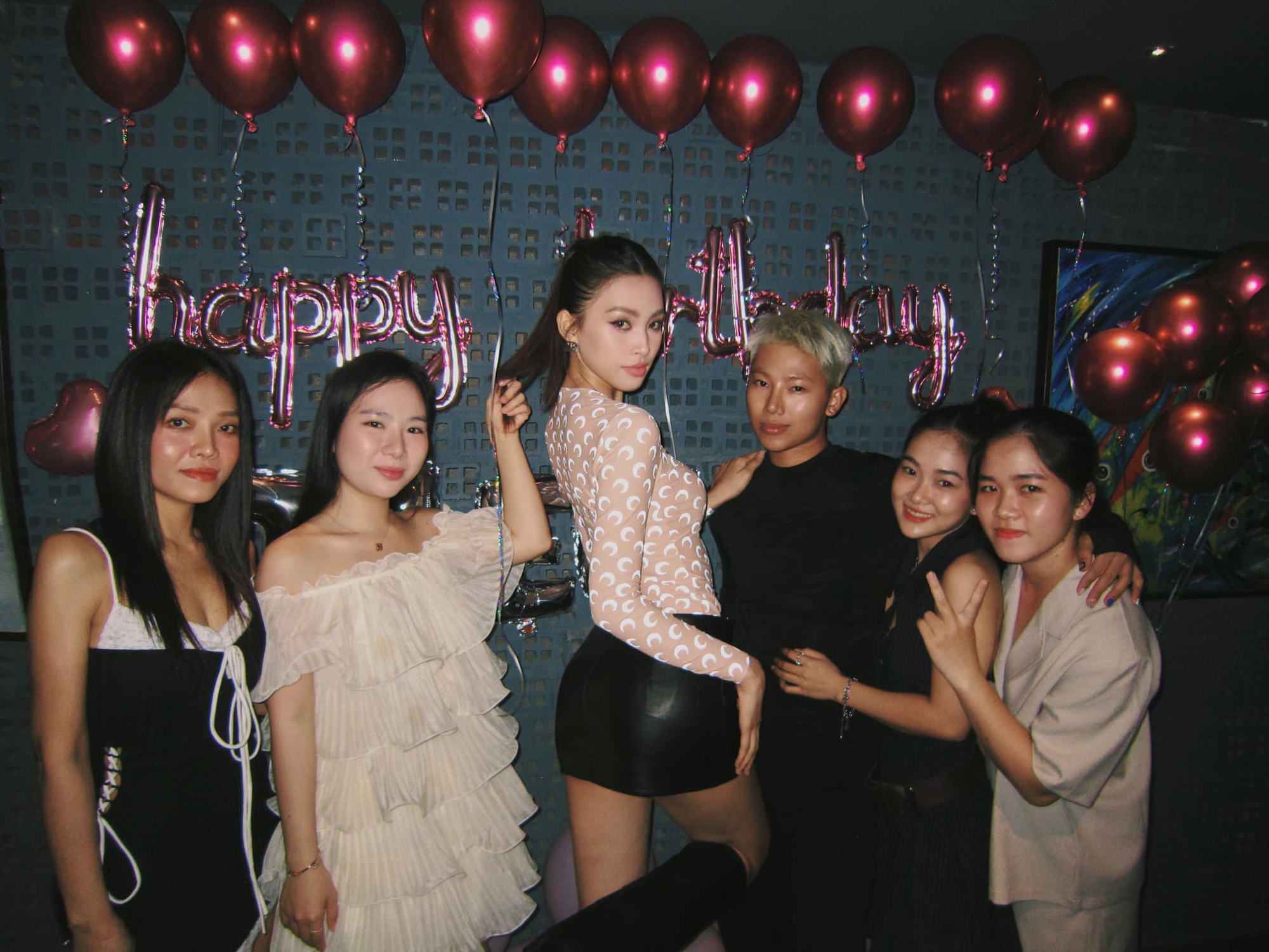 Tiểu Vy tổ chức bữa tiệc sinh nhật cùng gia đình: Bộ ảnh đẹp mắt với mẹ và em trai sẽ khiến bạn ngạc nhiên