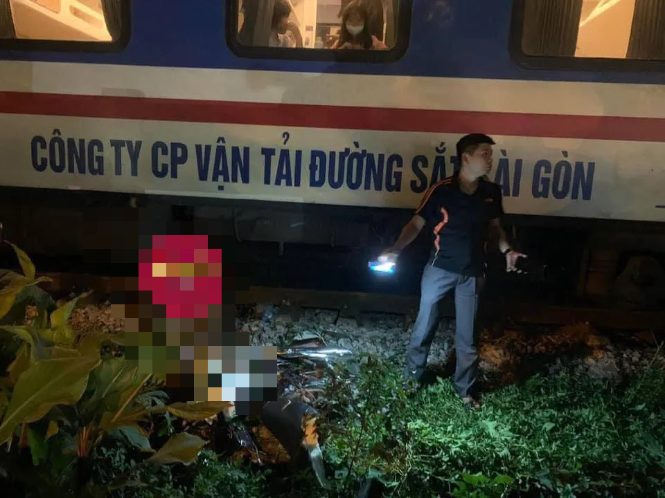 Hà Nội: Hai người phụ nữ đi xe máy khi qua đường sắt va chạm với tàu hỏa, một người tử vong - Ảnh 1.