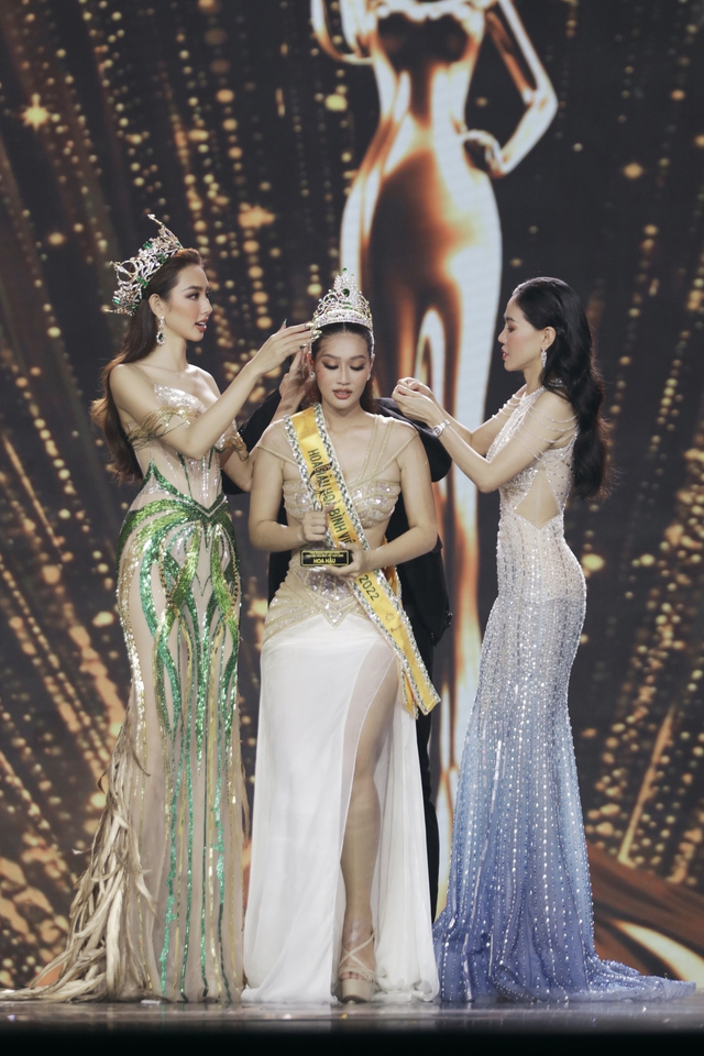 Cận nhan sắc Tân Hoa hậu Lê Hoàng Phương khi đứng chung khung hình Thuỳ Tiên - Thiên Ân  - Ảnh 3.