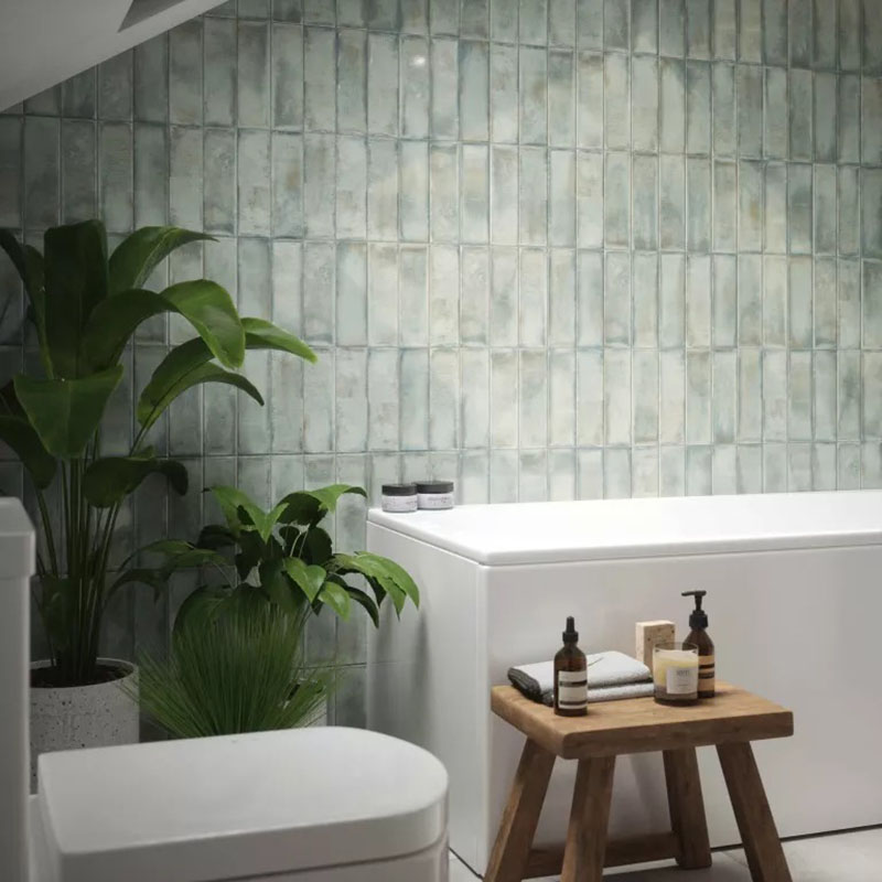 Bắt trend trang trí phòng tắm gia đình với gạch ốp màu xanh lá - Ảnh 1.