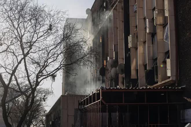 Tòa nhà của người vô gia cư tại Johannesburg gặp hỏa hoạn thảm khốc, ít nhất 106 người thương vong - Ảnh 5.
