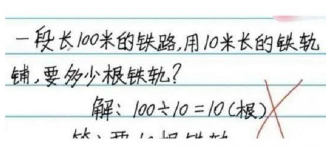 Bài Toán 100 : 10 = 10 bị gạch sai, phụ huynh bức xúc rồi đứng hình bởi lời giải thích sau đó - Ảnh 1.