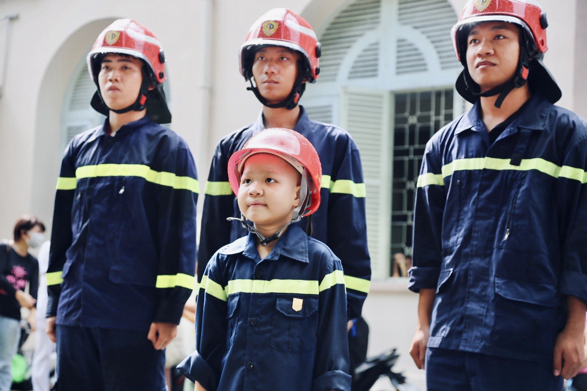 Nụ cười hạnh phúc của bé trai 7 tuổi mắc bệnh ung thư khi thỏa giấc mơ được làm lính cứu hỏa - Ảnh 5.