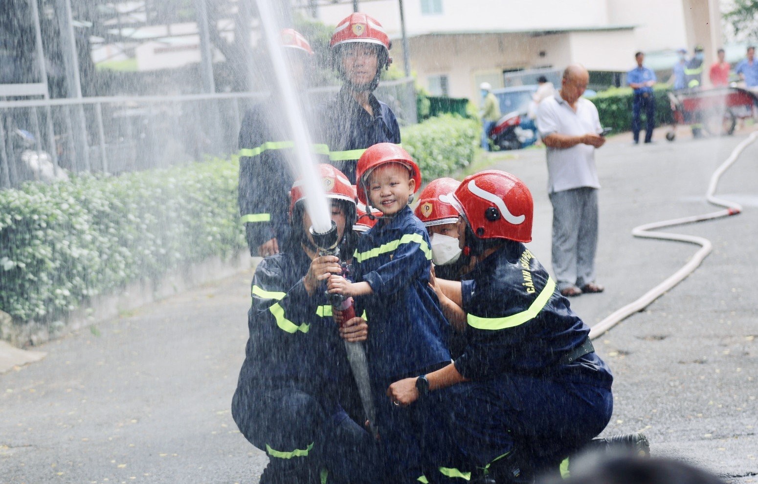 Nụ cười hạnh phúc của bé trai 7 tuổi mắc bệnh ung thư khi thỏa giấc mơ được làm lính cứu hỏa - Ảnh 7.