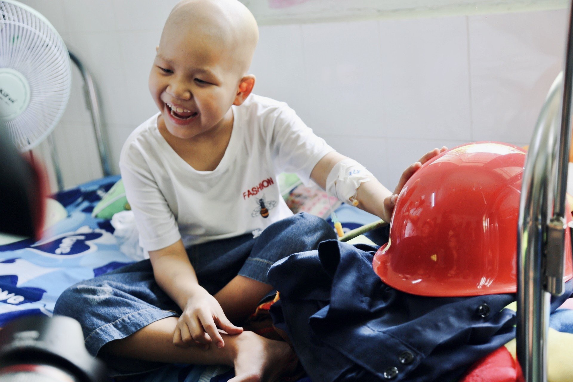 Nụ cười hạnh phúc của bé trai 7 tuổi mắc bệnh ung thư khi thỏa giấc mơ được làm lính cứu hỏa - Ảnh 1.