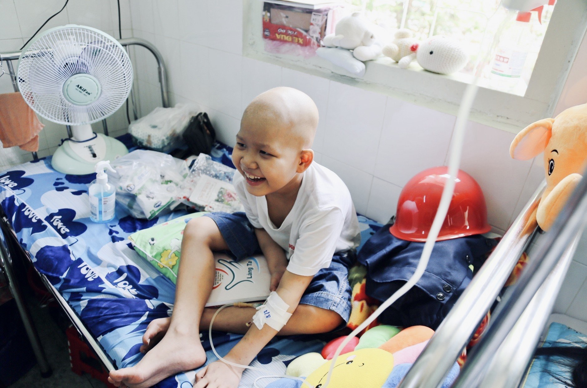 Nụ cười hạnh phúc của bé trai 7 tuổi mắc bệnh ung thư khi thỏa giấc mơ được làm lính cứu hỏa - Ảnh 9.