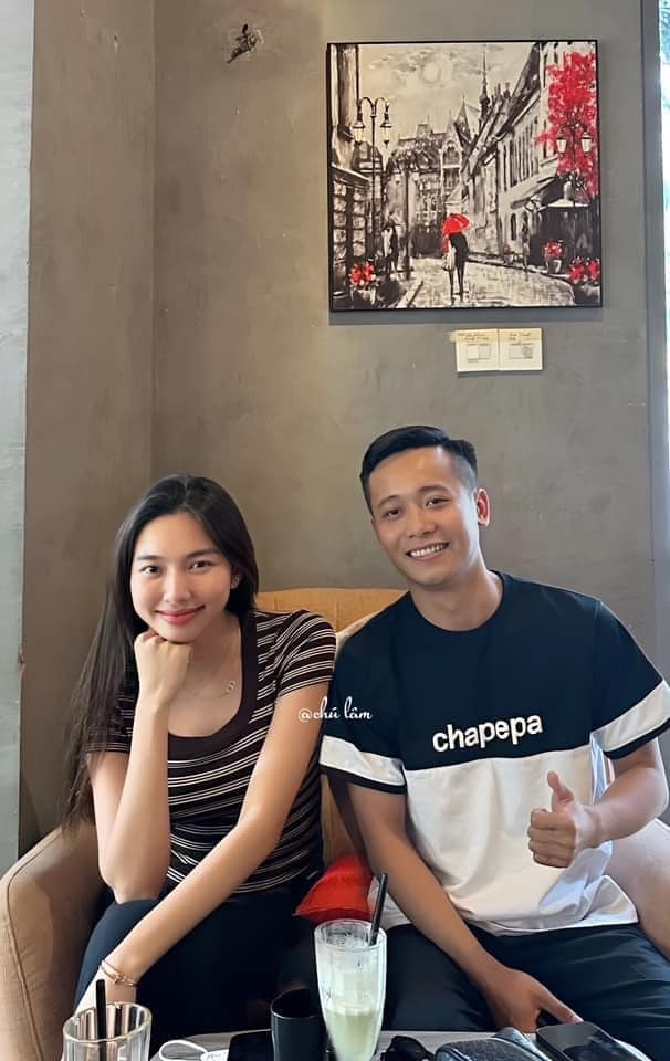 “Team qua đường” bắt gặp Quang Linh Vlogs và Thùy Tiên - Ảnh 1.