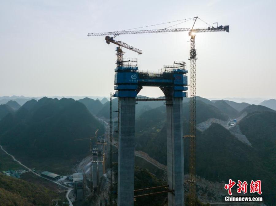 Tự phá kỷ lục của chính mình, Trung Quốc xây cầu cao nhất thế giới bên trên vết nứt Trái Đất - Ảnh 11.