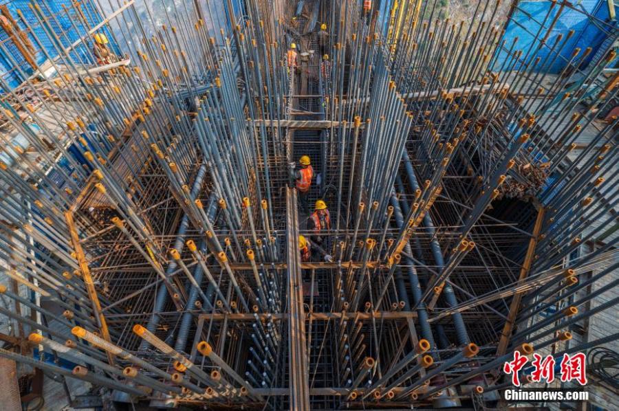 Tự phá kỷ lục của chính mình, Trung Quốc xây cầu cao nhất thế giới bên trên vết nứt Trái Đất - Ảnh 13.