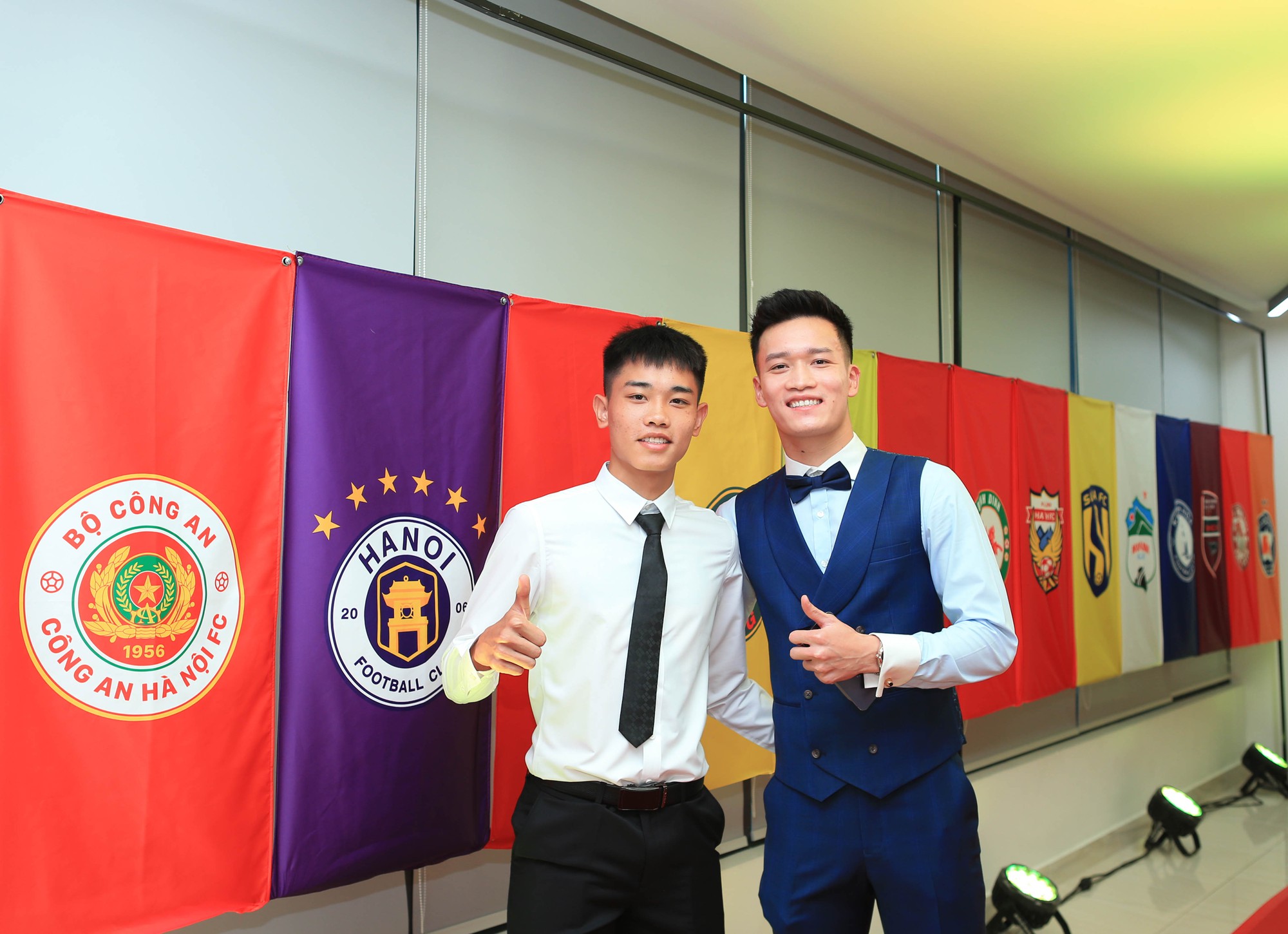 Hoàng Đức như chú rể, dàn cầu thủ bảnh bao đến tham dự V.League Awards 2023 - Ảnh 9.