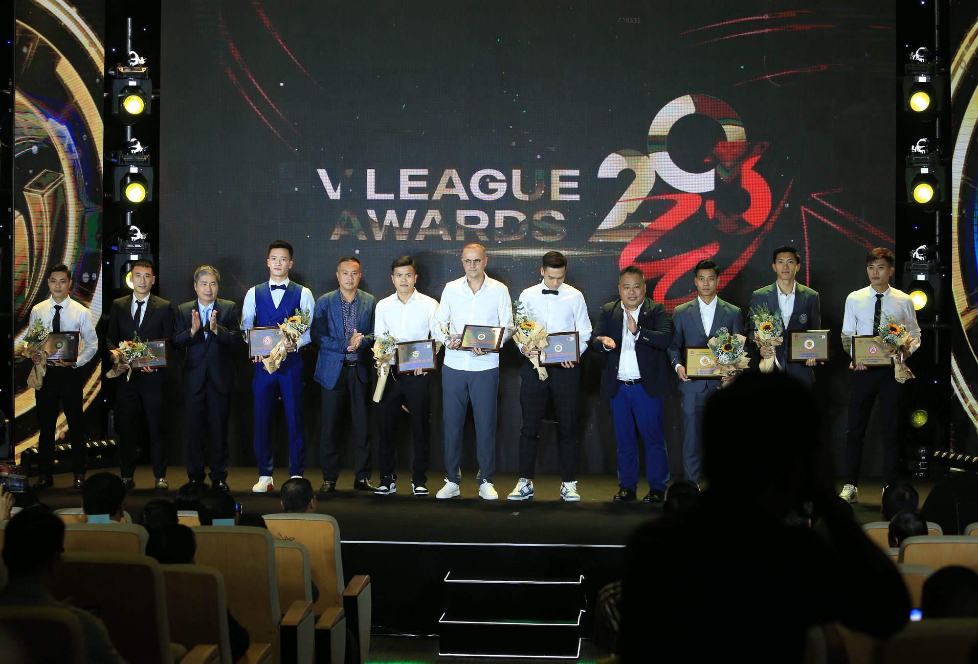 Hoàng Đức như chú rể, dàn cầu thủ bảnh bao đến tham dự V.League Awards 2023 - Ảnh 3.