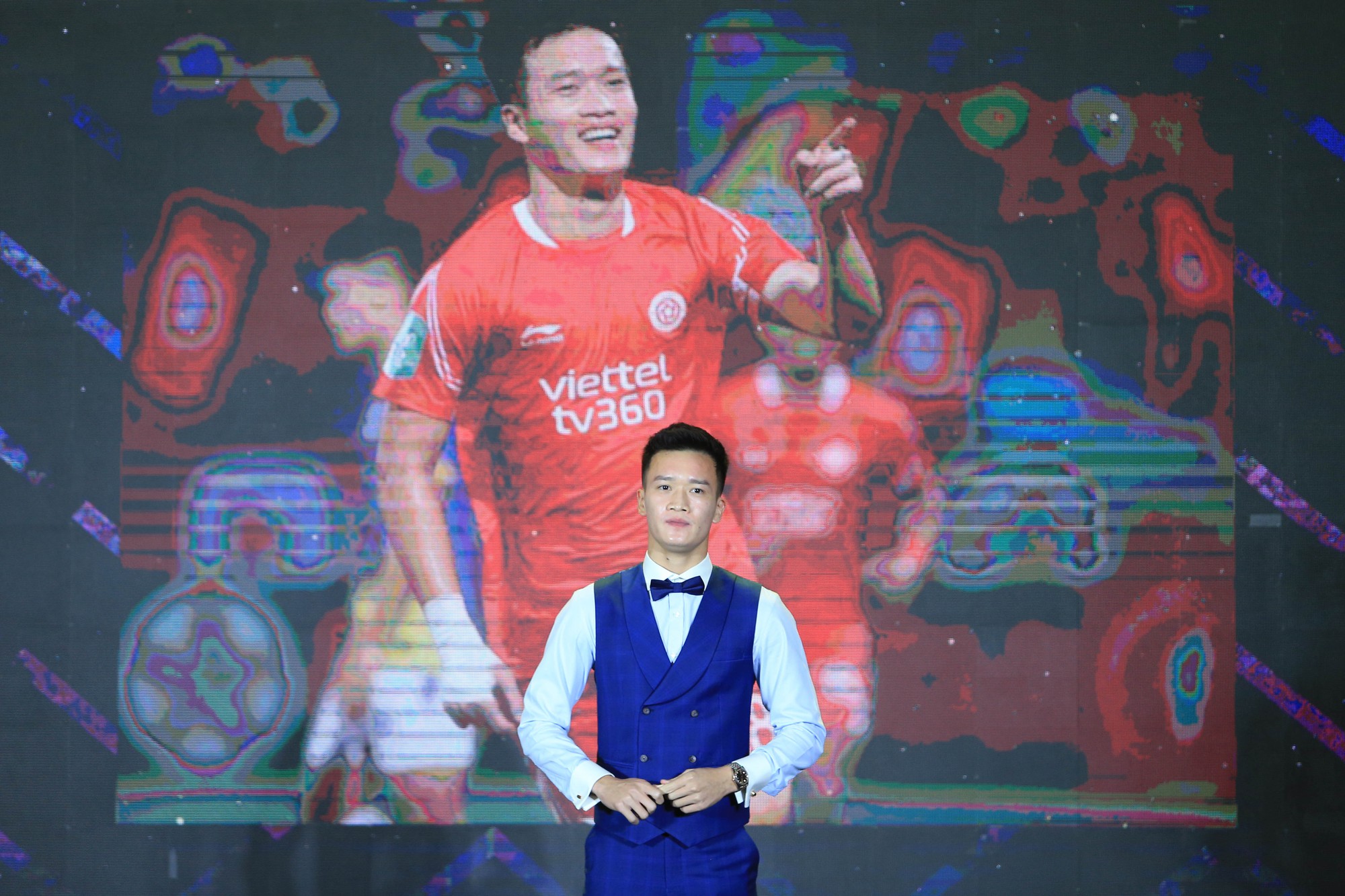 Hoàng Đức như chú rể, dàn cầu thủ bảnh bao đến tham dự V.League Awards 2023 - Ảnh 2.