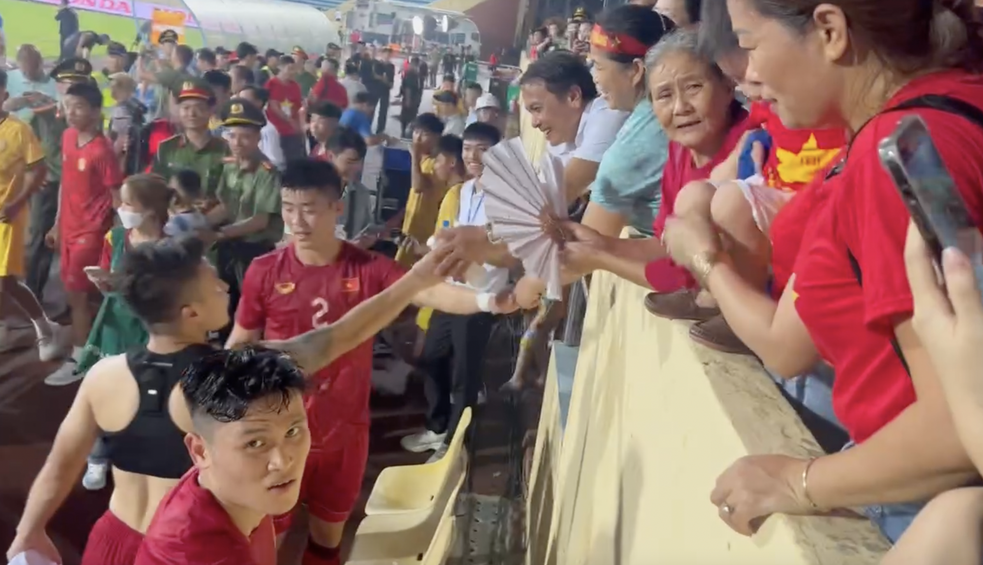 Quang Hải đổi áo với cầu thủ Palestine, Duy Mạnh được mẹ xoa đầu sau trận thắng của ĐT Việt Nam  - Ảnh 3.