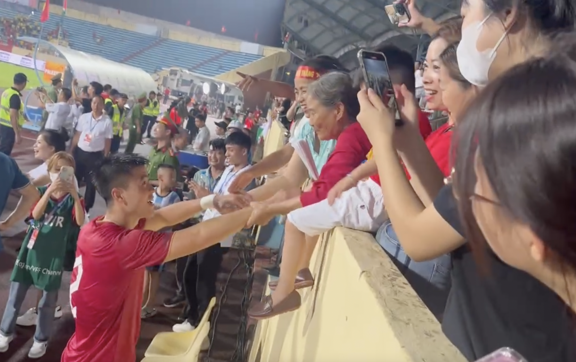 Quang Hải đổi áo với cầu thủ Palestine, Duy Mạnh được mẹ xoa đầu sau trận thắng của ĐT Việt Nam  - Ảnh 8.