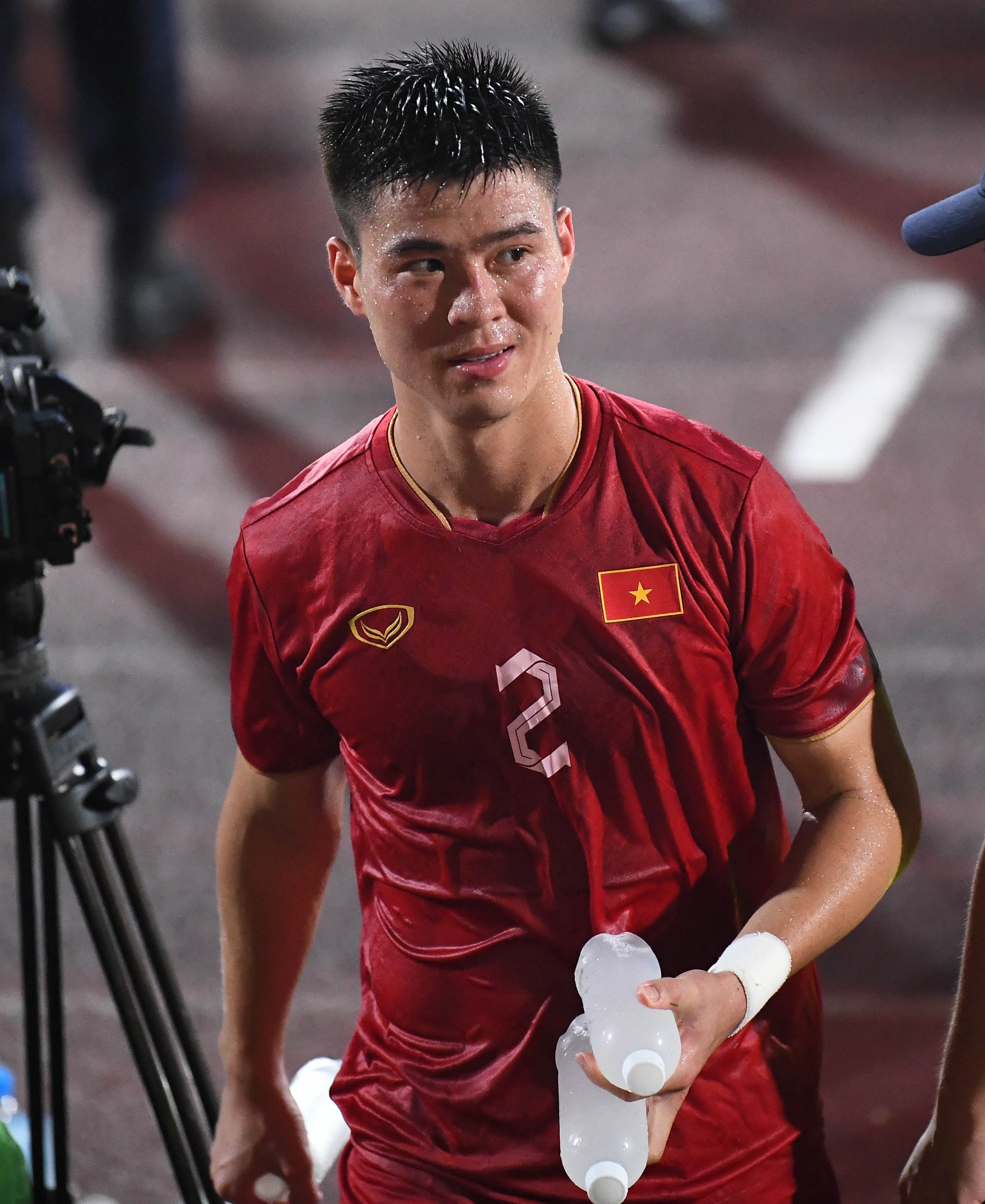 Quang Hải đổi áo với cầu thủ Palestine, Duy Mạnh được mẹ xoa đầu sau trận thắng của ĐT Việt Nam  - Ảnh 6.