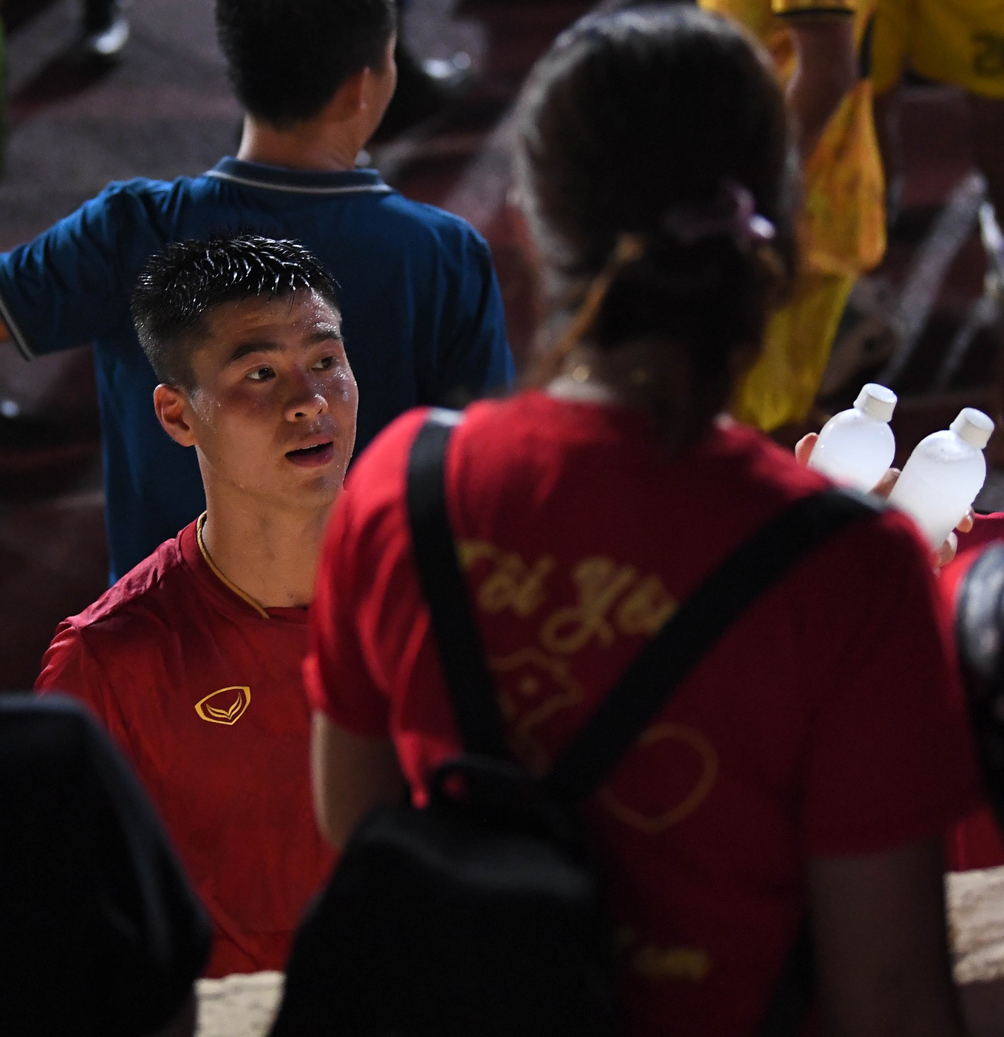 Quang Hải đổi áo với cầu thủ Palestine, Duy Mạnh được mẹ xoa đầu sau trận thắng của ĐT Việt Nam  - Ảnh 7.