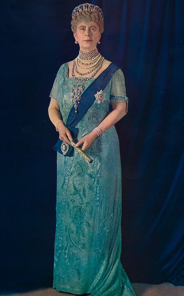 Chuyện ít biết về chiếc vương miện uy nghiêm cố Nữ vương Elizabeth II đội trong bức chân dung mới công bố - Ảnh 7.