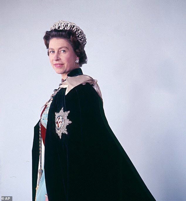 Chuyện ít biết về chiếc vương miện uy nghiêm cố Nữ vương Elizabeth II đội trong bức chân dung mới công bố - Ảnh 1.