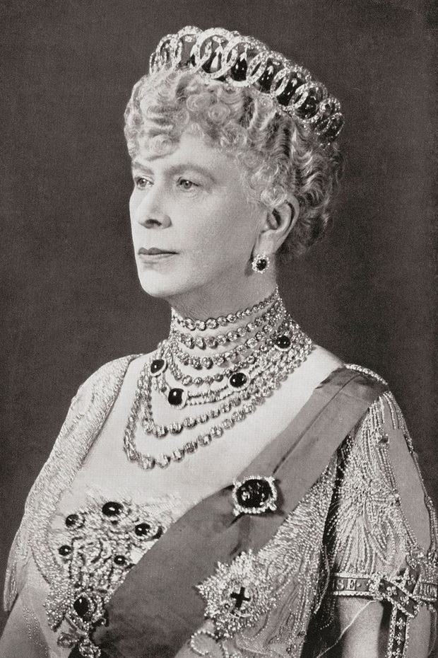 Chuyện ít biết về chiếc vương miện uy nghiêm cố Nữ vương Elizabeth II đội trong bức chân dung mới công bố - Ảnh 8.