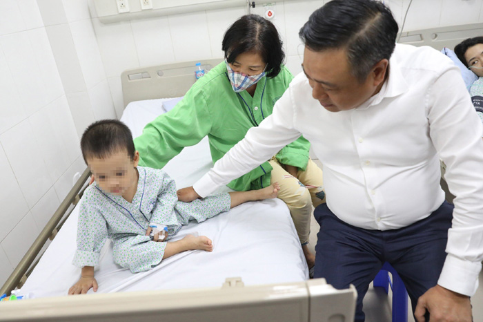 Chủ tịch Hà Nội rút ngắn chuyến công tác nước ngoài, đến ngay bệnh viện thăm nạn nhân vụ cháy chung cư mini - Ảnh 2.