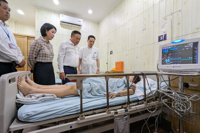 Chủ tịch Hà Nội rút ngắn chuyến công tác nước ngoài, đến ngay bệnh viện thăm nạn nhân vụ cháy chung cư mini - Ảnh 1.