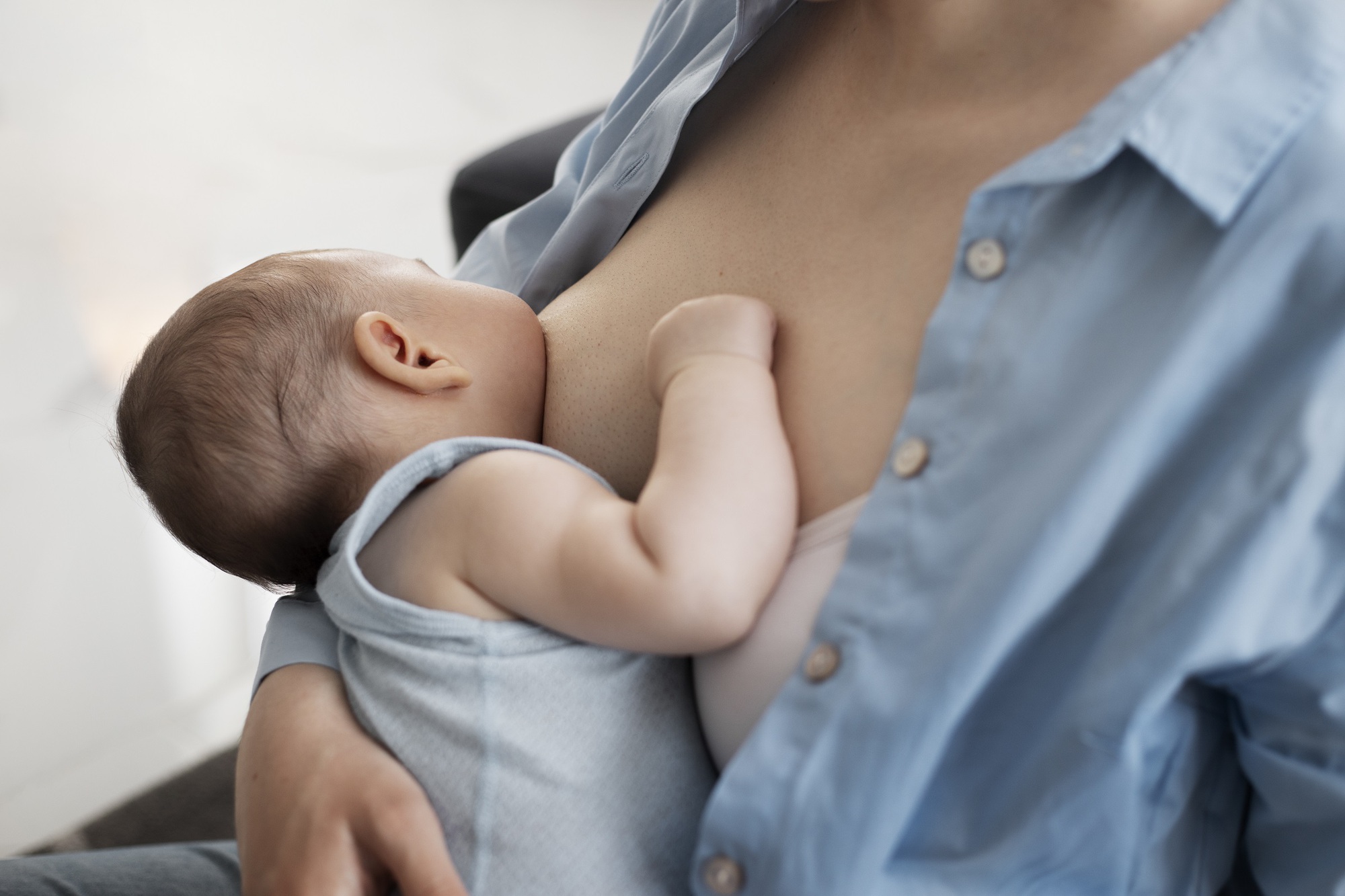 Ngực to, ngực nhỏ của mẹ có liên quan gì tới lượng sữa cho con bú - Ảnh 1.
