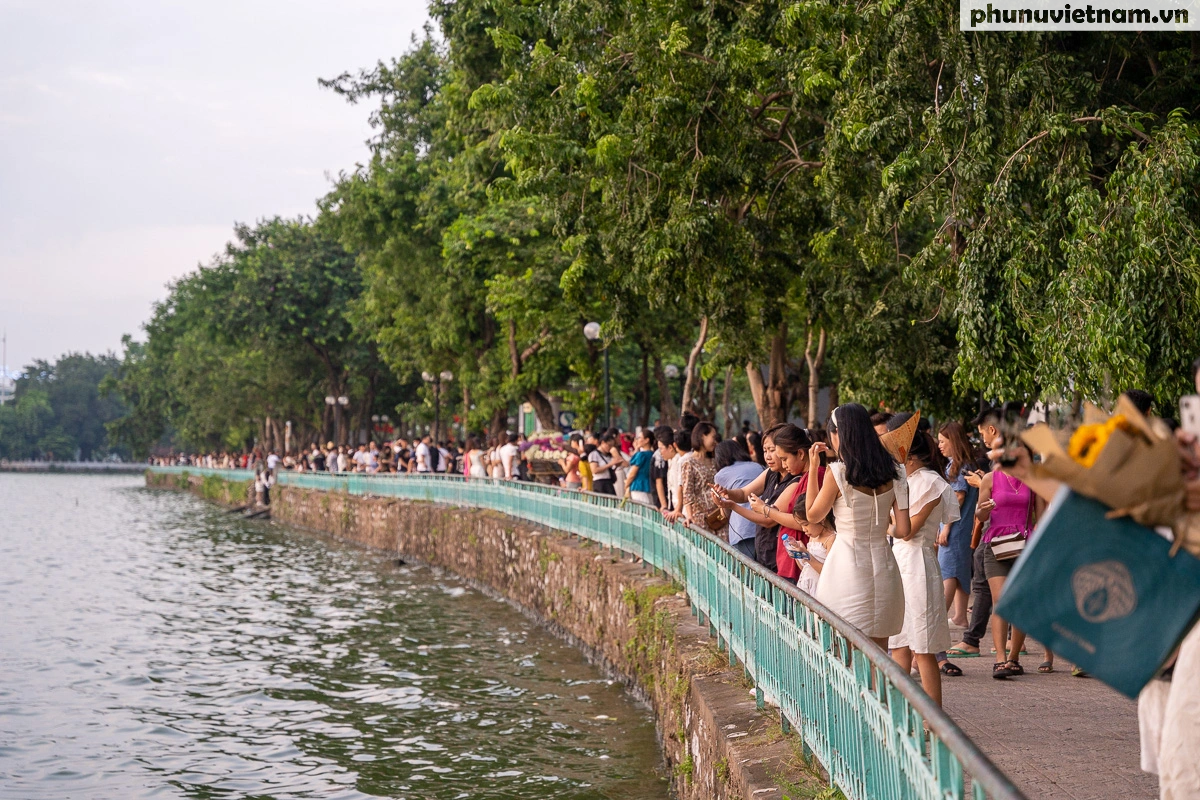 Hàng nghìn người ra hồ Tây chụp ảnh trong ngày Quốc khánh - Ảnh 15.