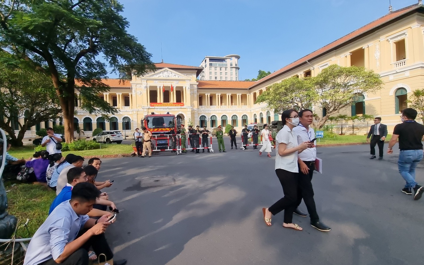 An ninh siết chặt, người dân hiếu kỳ quanh phiên tòa xử bị cáo Nguyễn Phương Hằng và đồng phạm