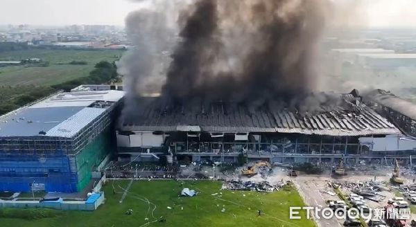 Chùm ảnh: Nổ nhà máy tại Đài Loan (Trung Quốc), lửa cháy bao trùm kinh hoàng khiến 103 người thương vong - Ảnh 9.