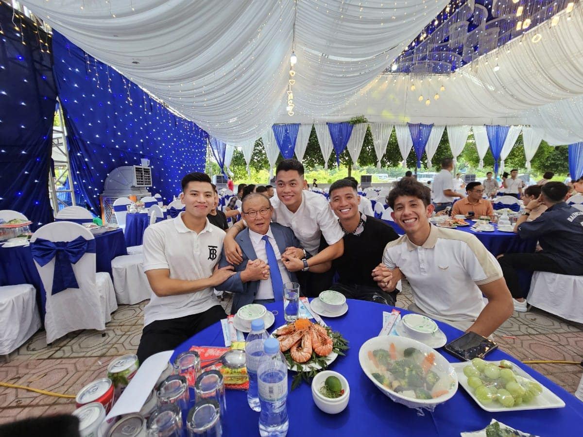 Dàn tuyển thủ Việt Nam nắm chặt tay HLV Park Hang-seo khi hội ngộ tại đám cưới Đình Trọng - Ảnh 1.