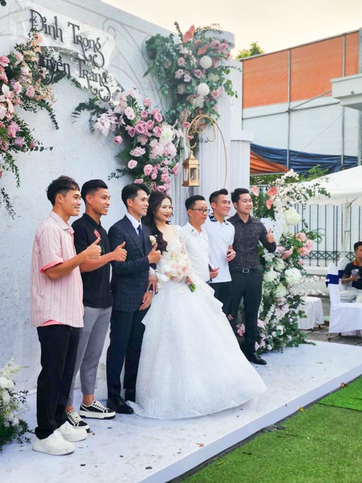Dàn tuyển thủ Việt Nam nắm chặt tay HLV Park Hang-seo khi hội ngộ tại đám cưới Đình Trọng - Ảnh 3.