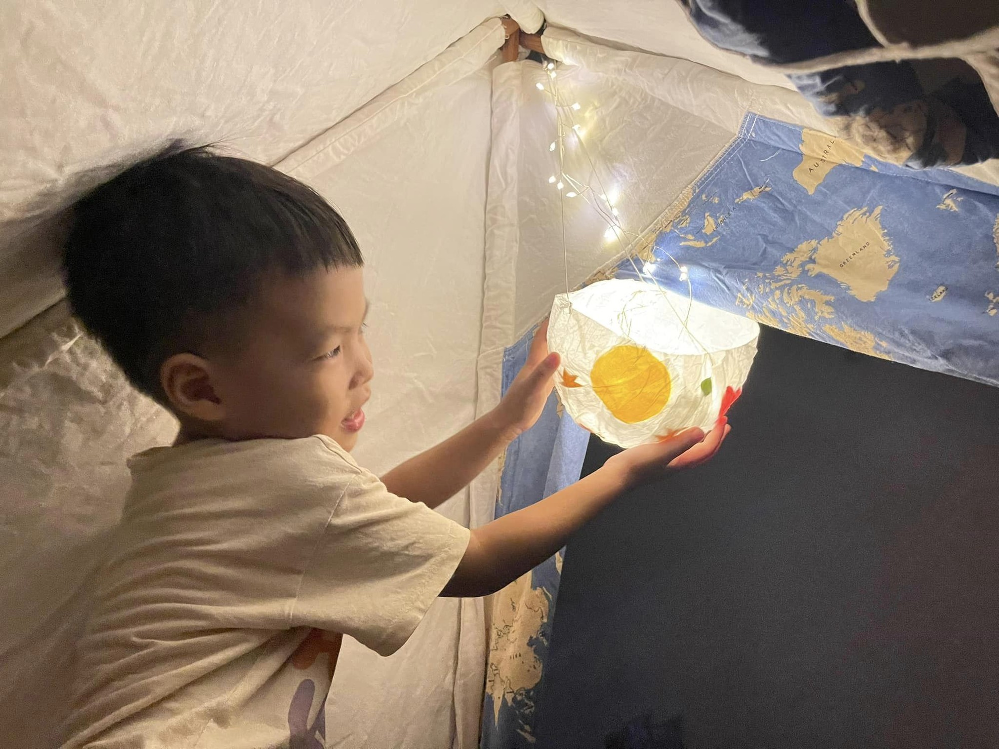 Mẹ cùng con làm chiếc đèn lồng handmade xinh xắn cho đêm Trung thu, đơn giản và bảo vệ môi trường - Ảnh 1.