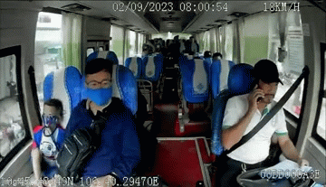 Khoảnh khắc tài xế đột quỵ trên chuyến xe về Bình Thuận, hành khách gọi cấp cứu - Ảnh 1.