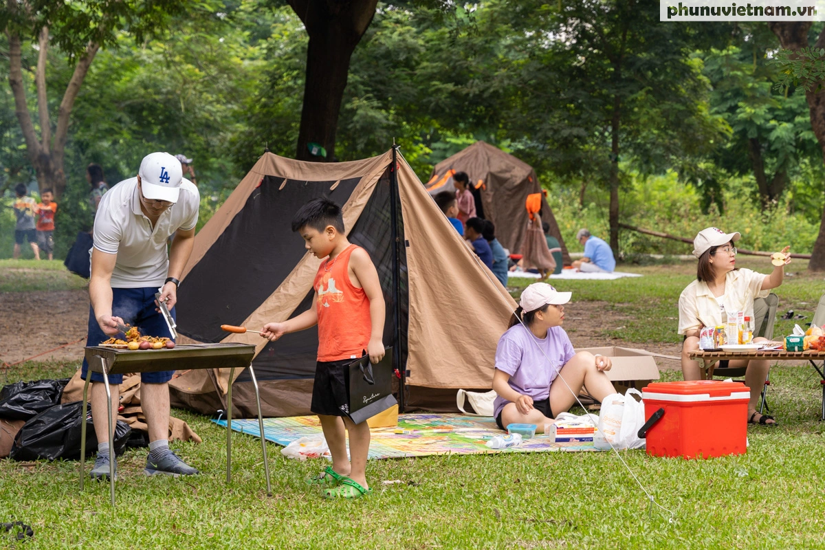 Hàng nghìn người cắm trại, nướng thịt, vui chơi ở công viên Yên Sở - Ảnh 5.