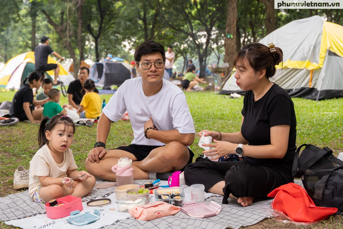 Hàng nghìn người cắm trại, nướng thịt, vui chơi ở công viên Yên Sở - Ảnh 7.