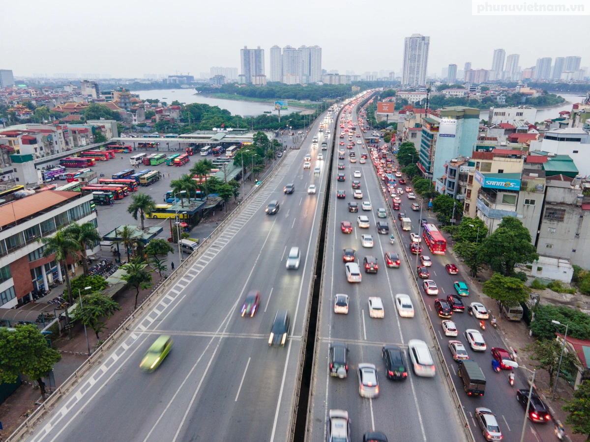 Người dân đội mưa trở lại Hà Nội sớm, cửa ngõ phía Nam ùn ứ hàng trăm mét - Ảnh 14.