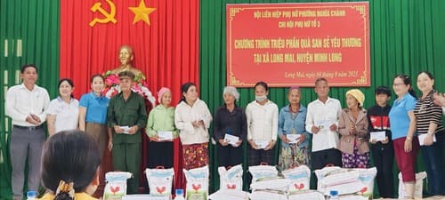 Thành phố Quảng Ngãi: Hội LHPN các xã, phường tặng quà cho bà con nghèo  - Ảnh 1.