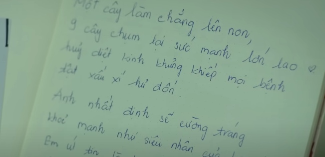 &quot;Gia đình mình vui bất thình lình&quot; tập 53: Cả nhà viết lưu bút cho Công nhưng Trâm Anh lại sai chính tả cơ bản - Ảnh 2.