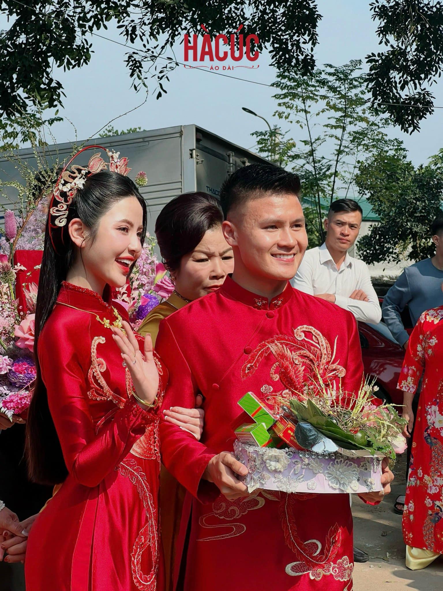 So kè dàn tráp ăn hỏi siêu cầu kỳ của dàn cầu thủ Việt, dát vàng hay đính đá kỹ đến từng chi tiết, liệu ai chịu chi hơn? - Ảnh 9.