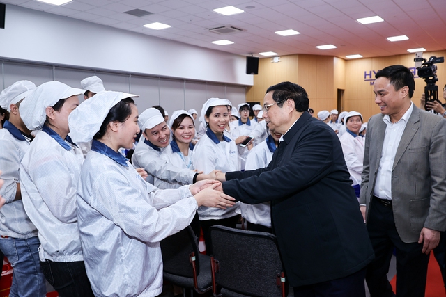 Thủ tướng Phạm Minh Chính tặng quà Tết cho công nhân, người lao động khó khăn tại Hải Dương- Ảnh 2.