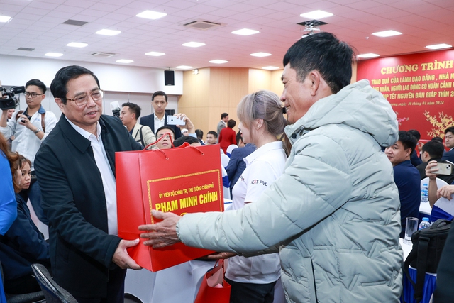 Thủ tướng Phạm Minh Chính tặng quà Tết cho công nhân, người lao động khó khăn tại Hải Dương- Ảnh 5.