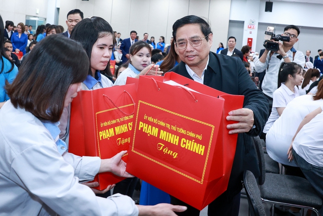 Thủ tướng Phạm Minh Chính tặng quà Tết cho công nhân, người lao động khó khăn tại Hải Dương- Ảnh 4.