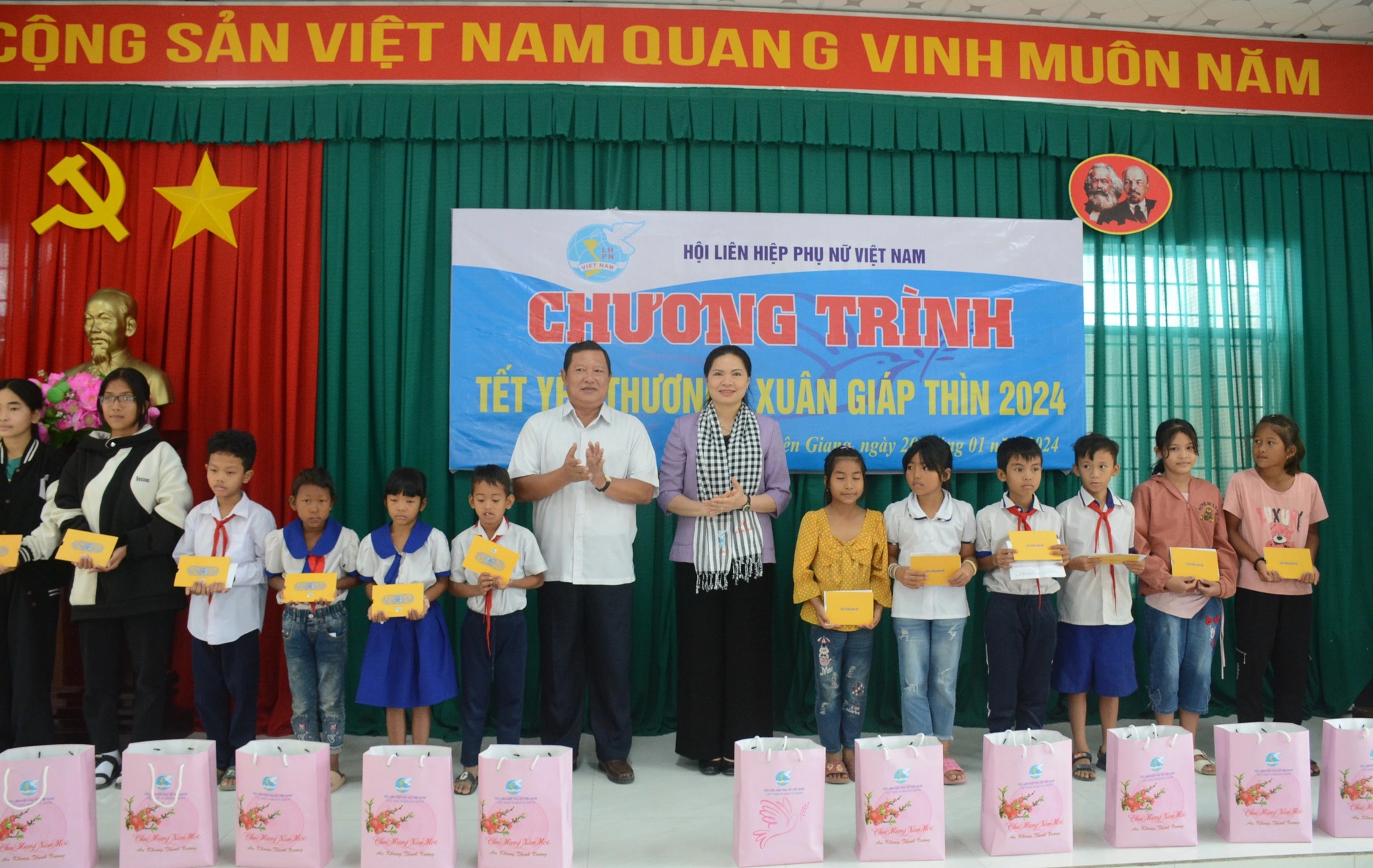 Chủ tịch Hội LHPN Việt Nam Hà Thị Nga trao quà Tết cho phụ nữ, trẻ em Kiên Giang- Ảnh 1.