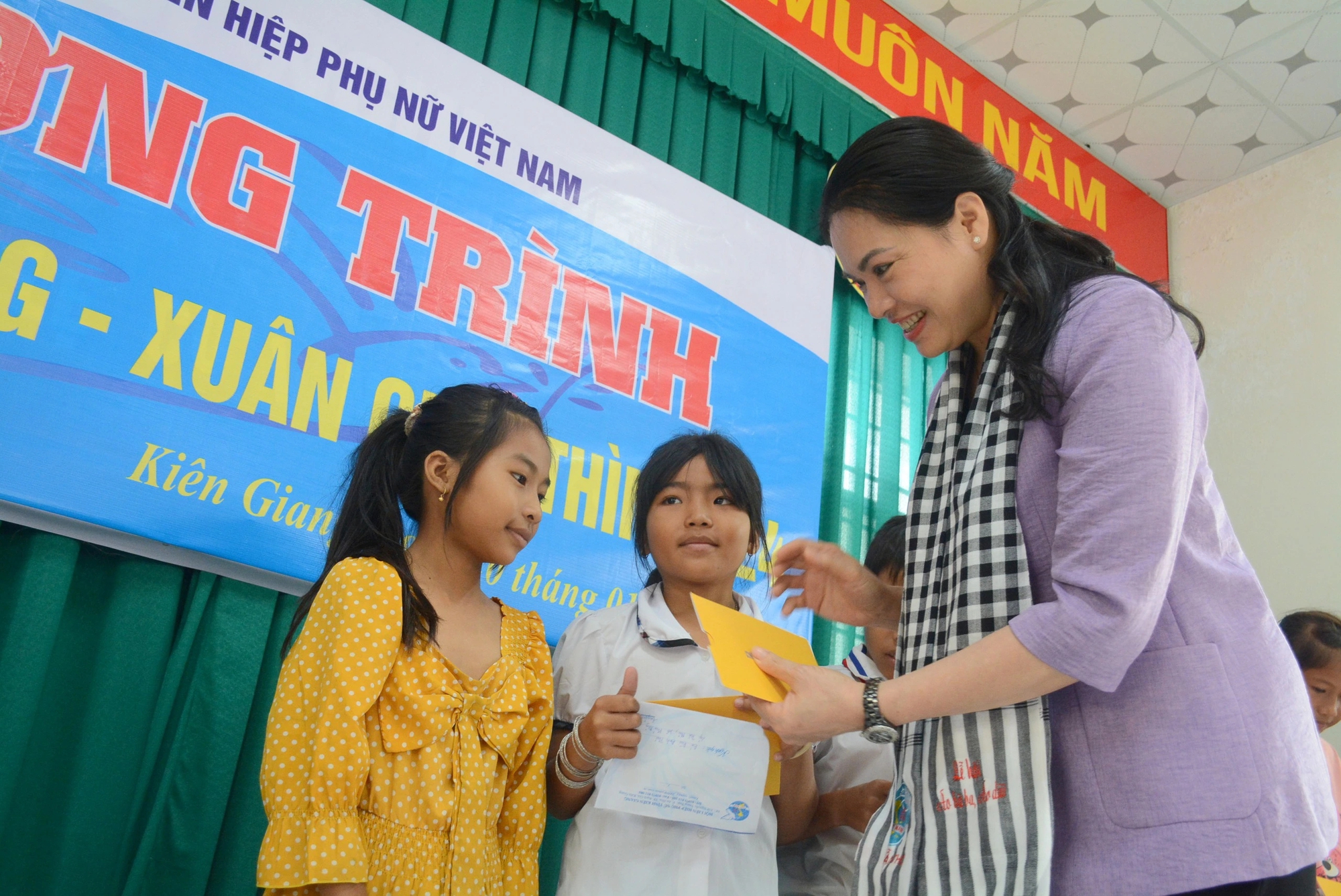 Chủ tịch Hội LHPN Việt Nam Hà Thị Nga trao quà Tết cho phụ nữ, trẻ em Kiên Giang- Ảnh 2.