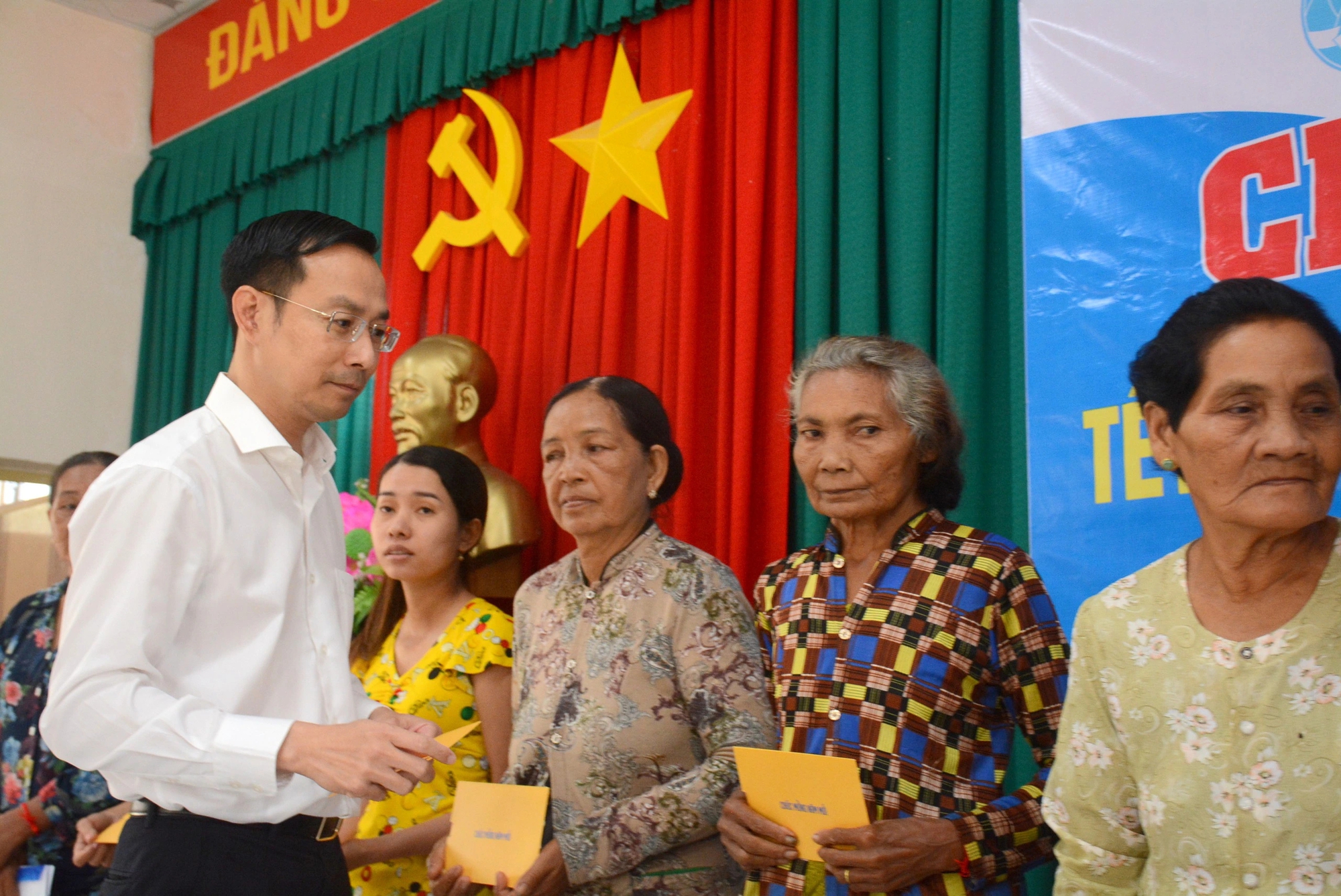 Chủ tịch Hội LHPN Việt Nam Hà Thị Nga trao quà Tết cho phụ nữ, trẻ em Kiên Giang- Ảnh 3.